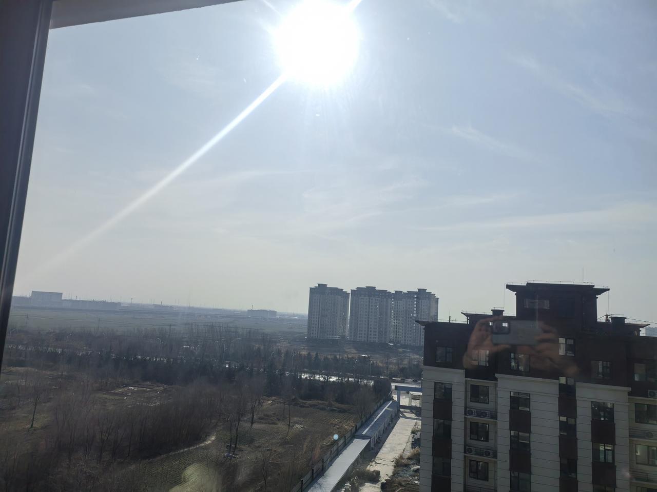 今日冬至天晴朗
家家户户团圆忙
齐聚一堂包水饺
生活幸福家庭好
感谢祖国感谢党