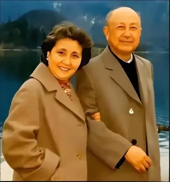 这是钱学森先生和夫人蒋英女士的一张珍贵合影照片。 照片拍摄于1987年...