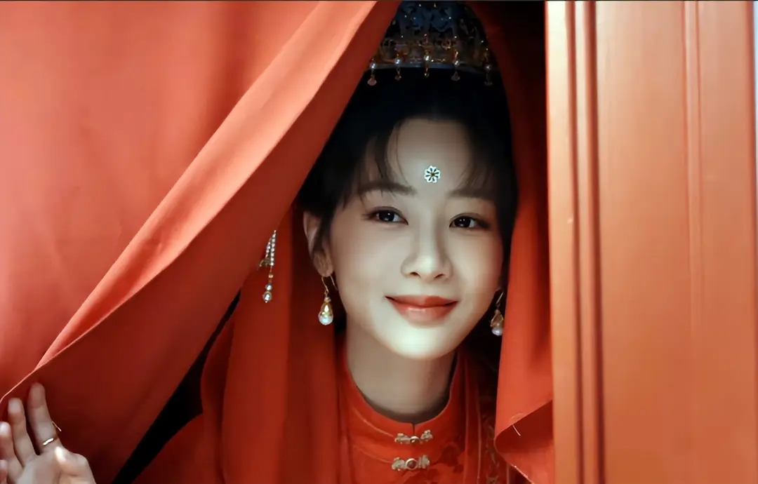 女演员千万别整容，26 岁刘浩存33岁杨紫对比，就明白张艺谋没说错