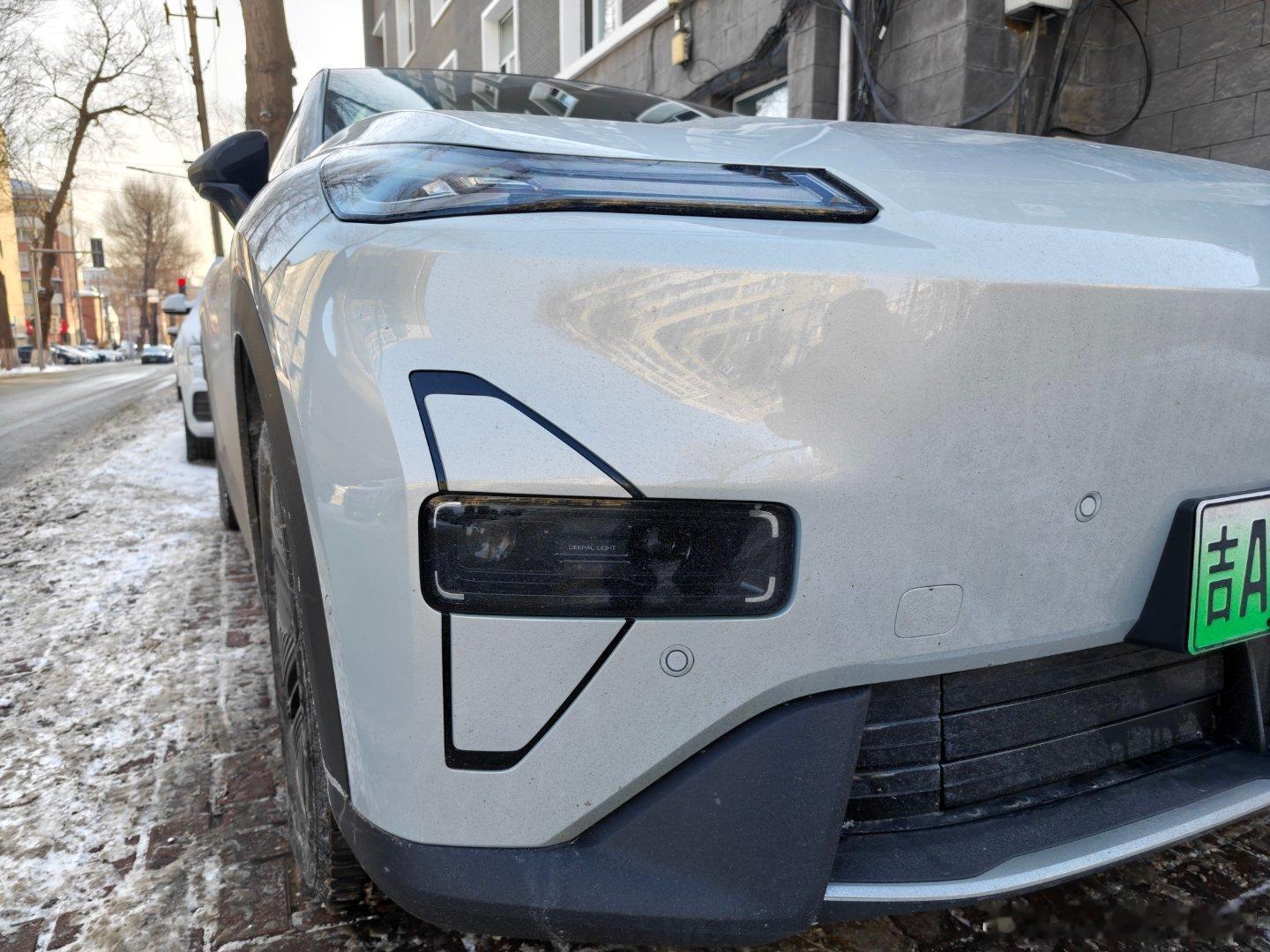 深蓝S05这个前大灯设计的还是蛮有新意，融合性还是不错的远远的看过去像飞机没想到