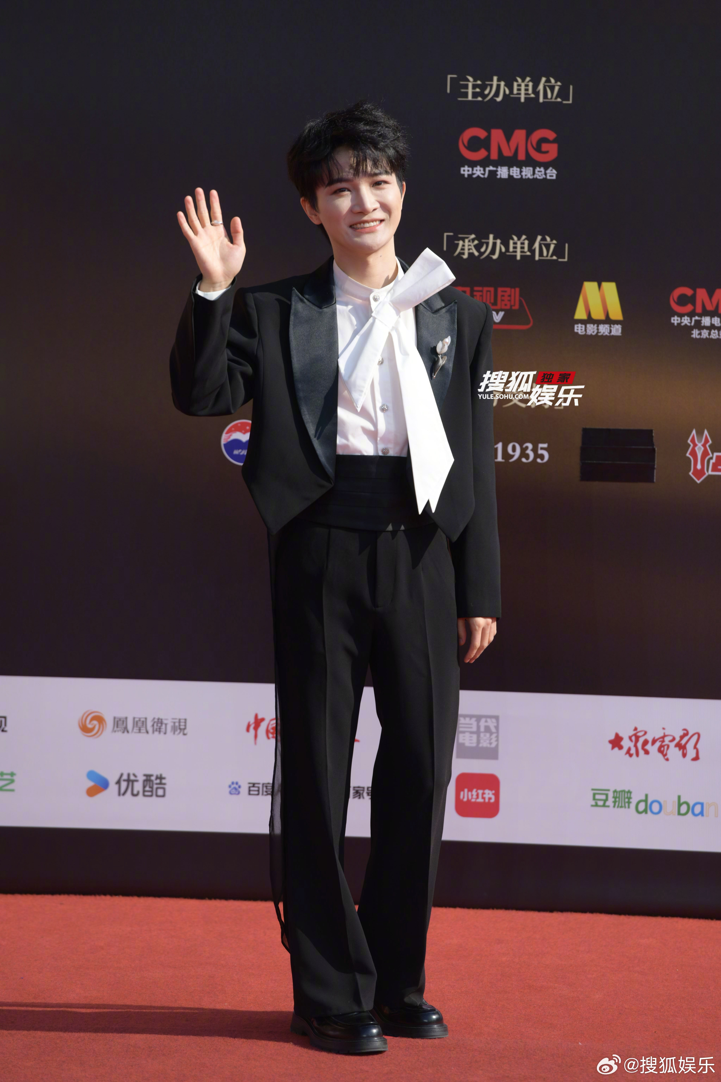 周深亮相CMG中国电影盛典红毯，今天的礼服LOOK亮点满满！王子深深太帅啦