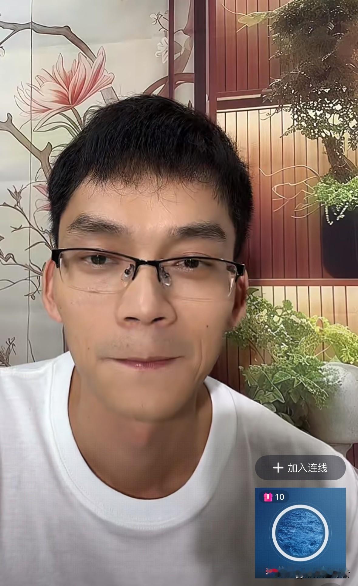 今晚，刚刷到唐尚珺的直播间时，他并未带货，正自弹自唱，当时在线人数仅一百多。但没