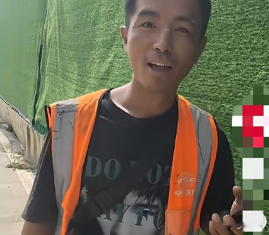 近日，33岁的彝族小伙“娃娃”在成都务工，露宿街头时，行李身份证手机全被偷，但他