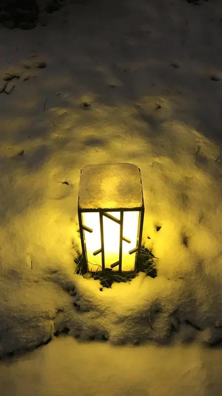 幸福就是疲惫生活里，辛苦一天回到家，有一盏为自己留的暖灯，爱人端上一碗热汤，孩子