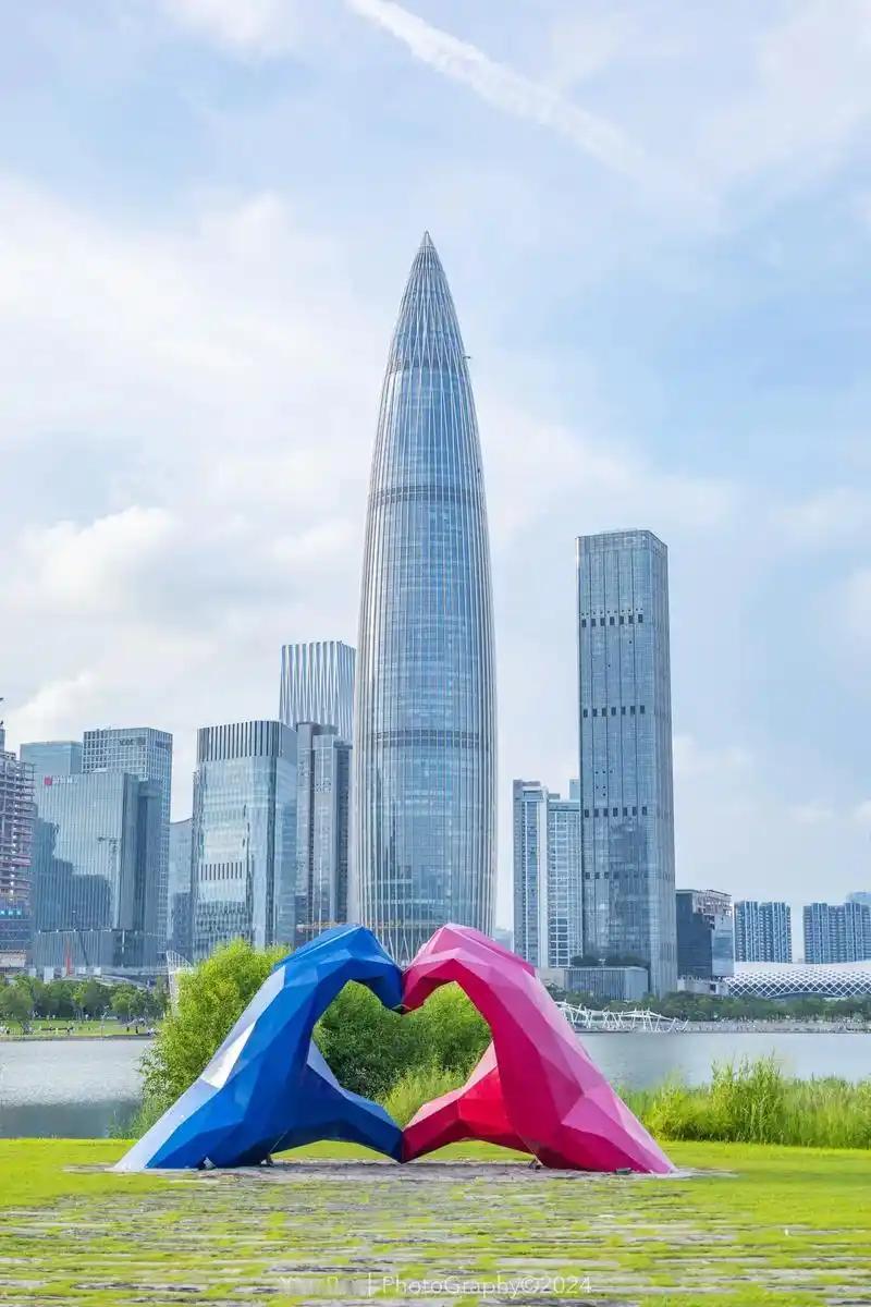 位于粤港澳大湾区的深圳市南山区，2025年成为我国首个地区生产总值( GDP ）