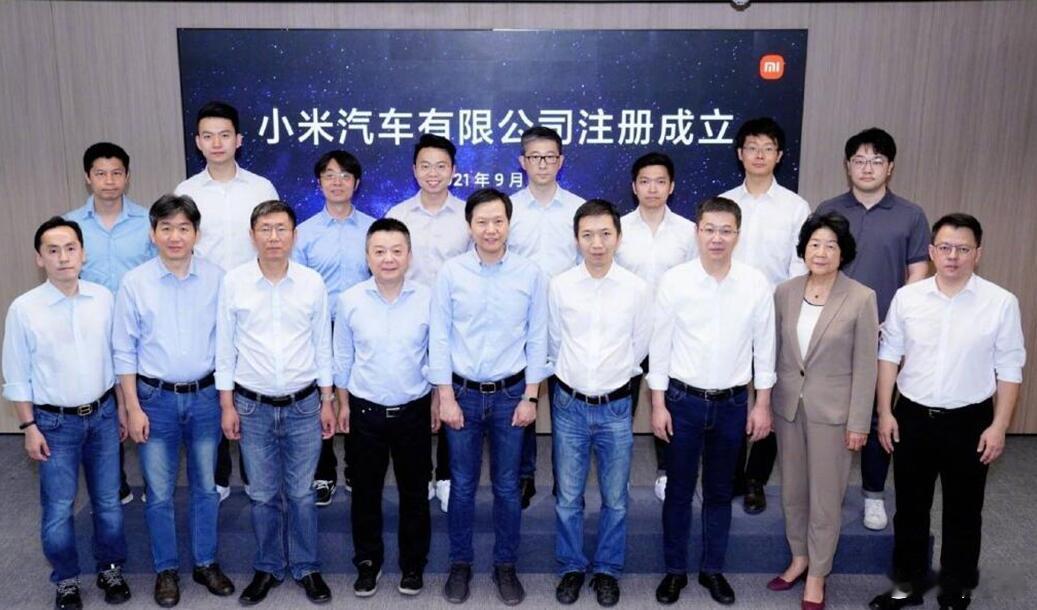 当年，小米刚官宣造车的时候，圈子里还有很多质疑的声音，也有大V甚至公开说“小米造