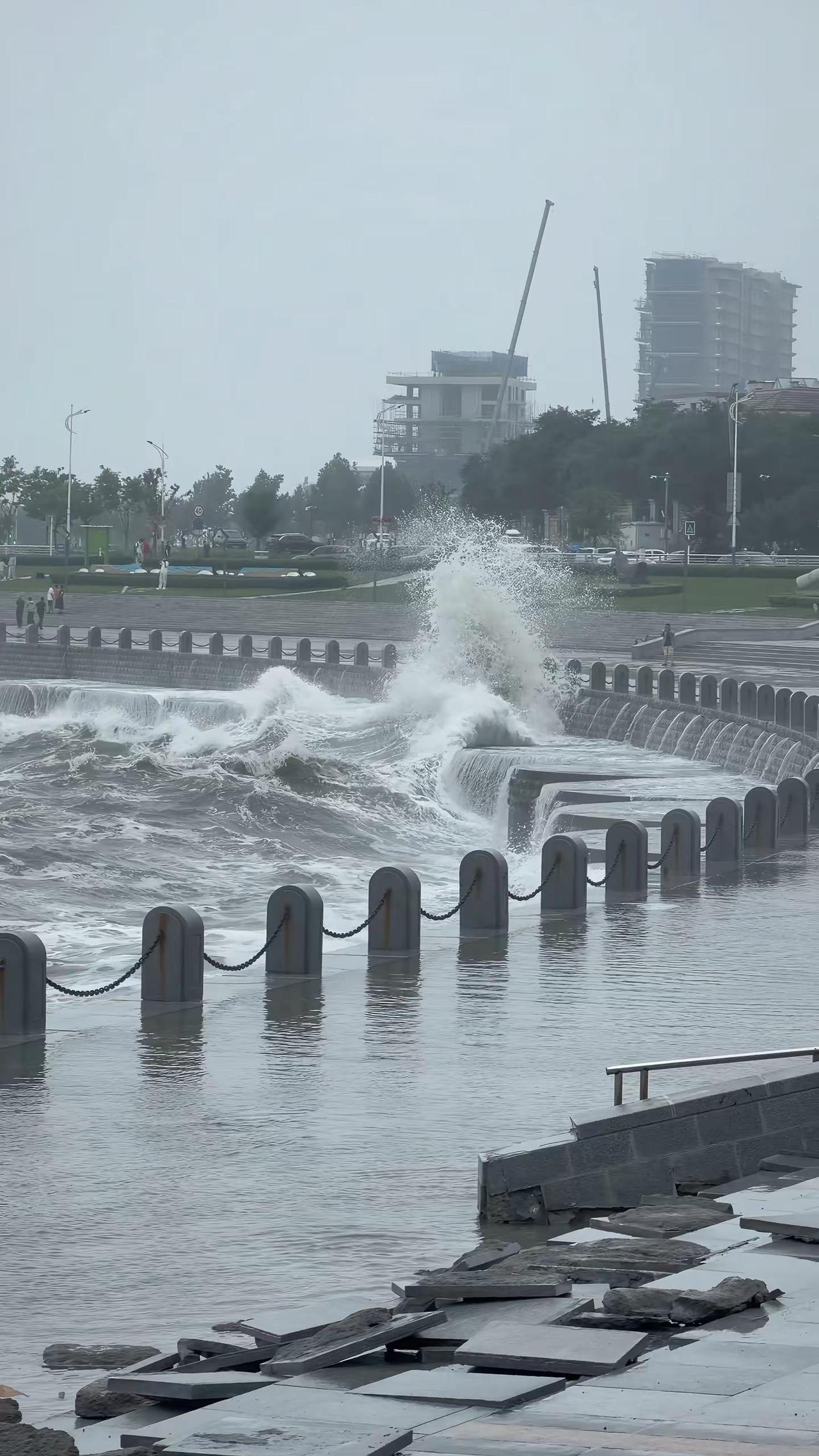 🌊    海浪袭击 台风下的巨浪 巴威 台风