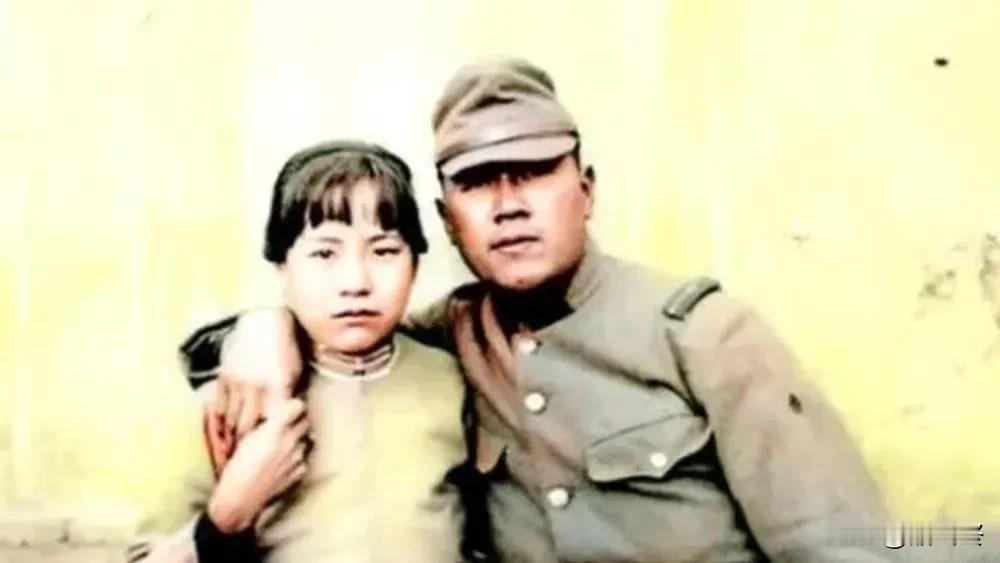 一张令人愤怒的照片！
抗战期间，一个被日军军官强行勾肩搭背的女子，这个姑娘长得眉