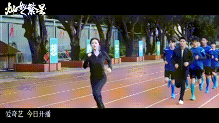 谁懂暑期档迎来年下体育生的快乐 看着这群体育生在球场上挥洒汗水，莫名觉得好热血啊