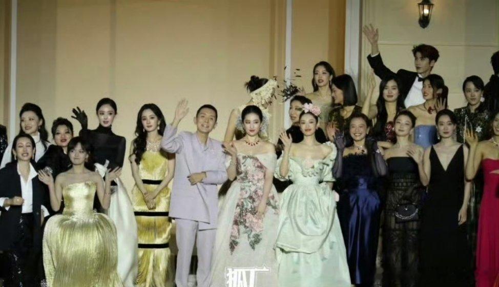 有人忙着争C 有人忙着争宠每次都有C位之争！红毯必备流程[允悲] ​​​，杨幂开