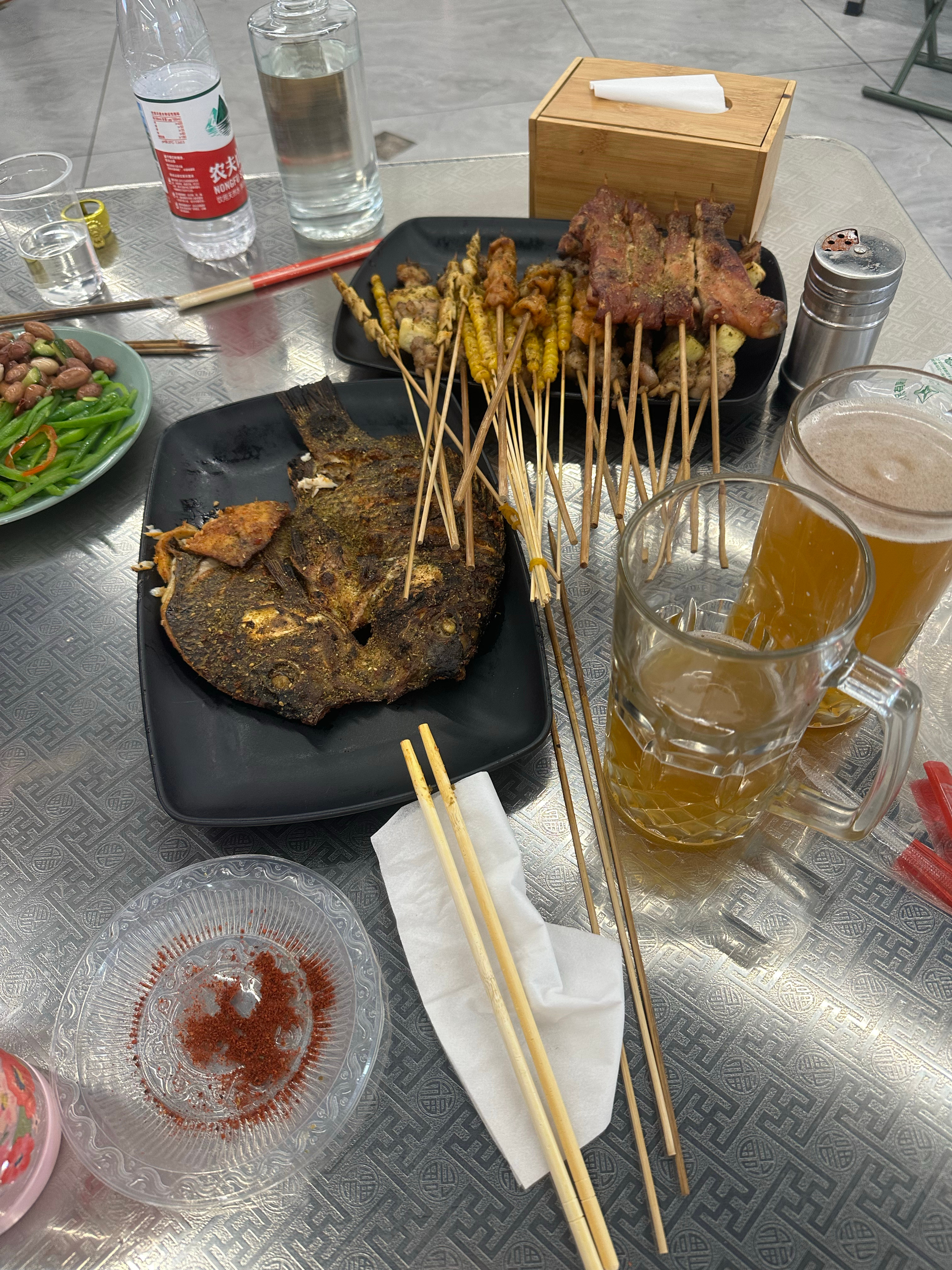 孩子又来陪我们撸串儿了 
