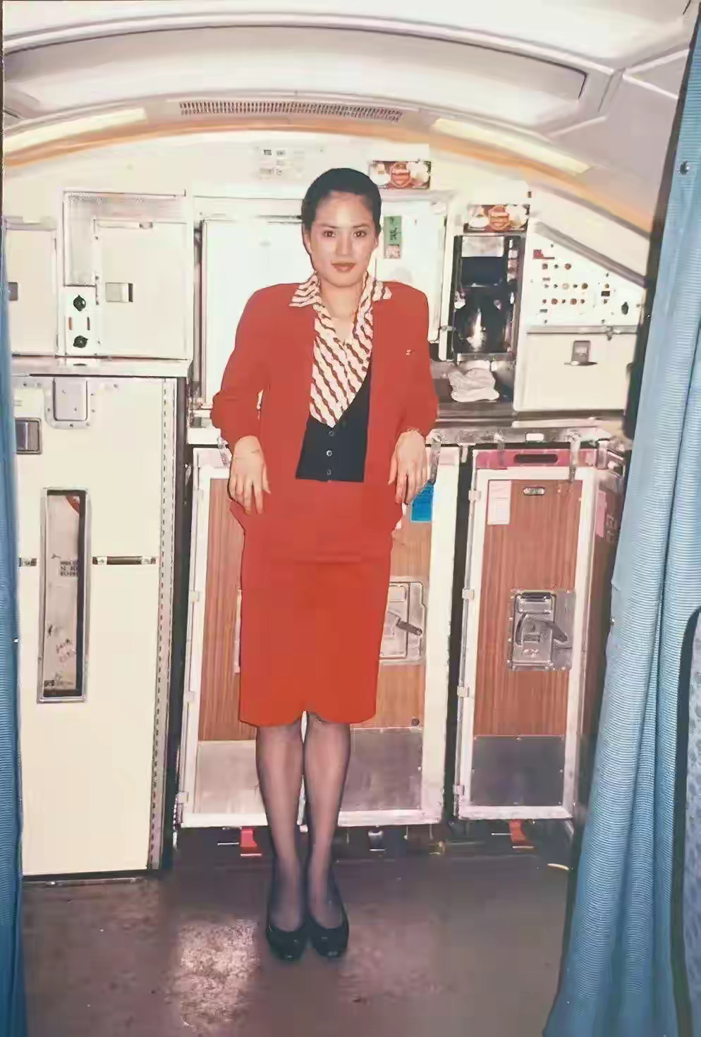 1988年，当空姐时的李若彤。在我心目中，小龙女就她这样子。
