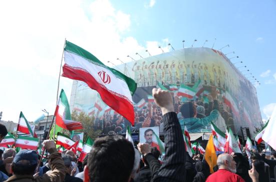 打了一个多月，伊朗人才猛然惊醒，真正的死敌，根本不在华盛顿，也不在特拉维夫！而在