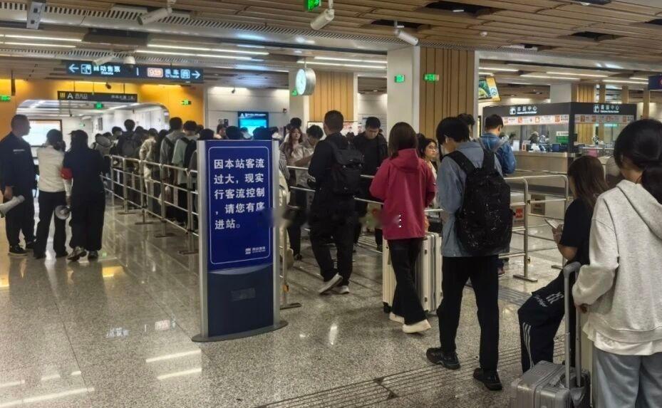 早呀、今天是2025年10月25日 星期六
农历乙巳【蛇】年九月初五
地铁客流数