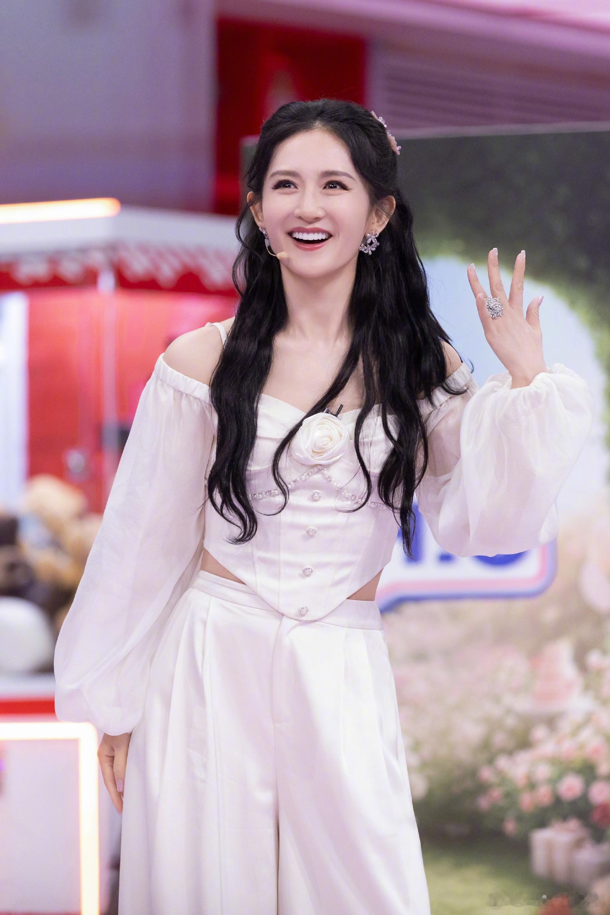 谢娜今晚有好消息宣布娜姐晒Hi6剧照，并且透露今晚要公布好消息！！！一边蹲好六，