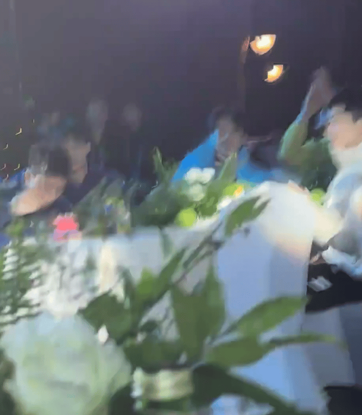 向鹏这也太不拿自己当外人了。海口亚洲杯欢迎晚宴现场，主办方燃放烟花，大家都惊喜的