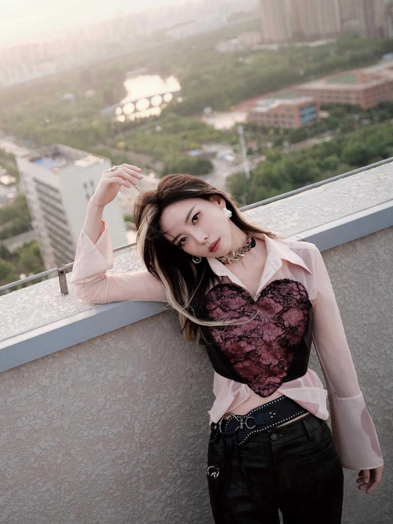 于文文美图分享，唱歌好听，人又美丽
