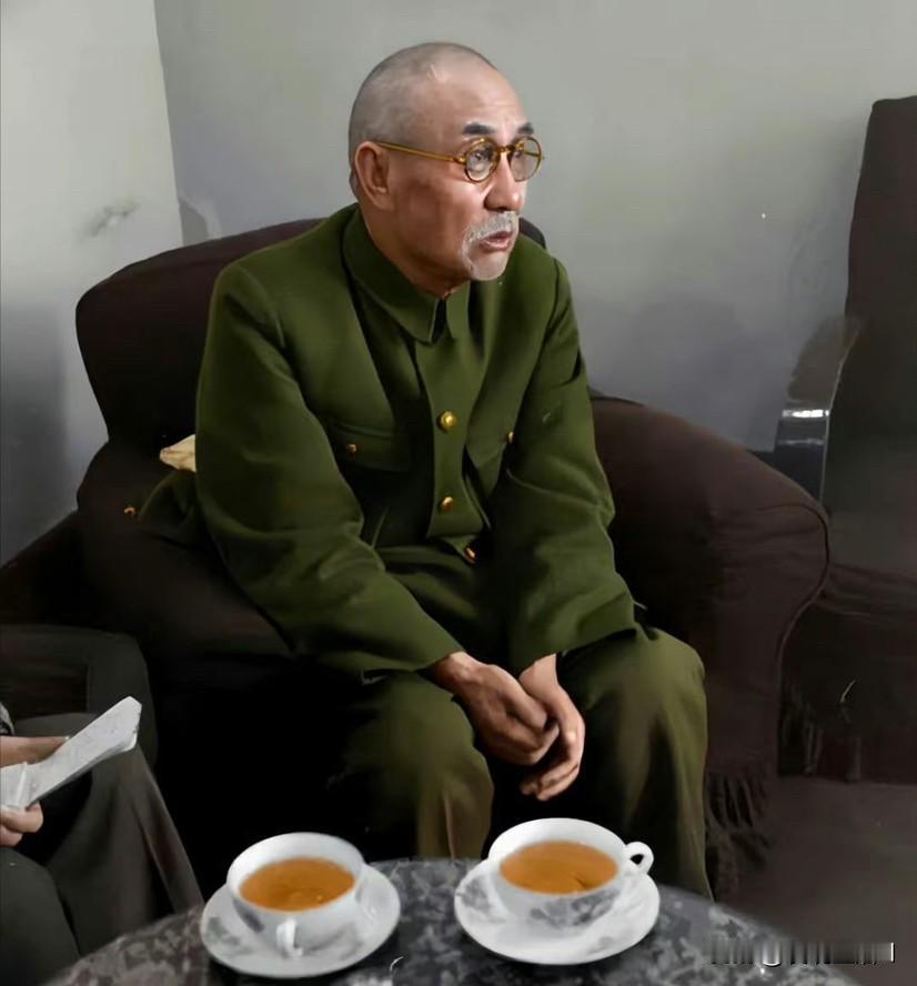 1949年，太原被重重包围成为孤城，陷入绝境中的阎锡山，准备好了毒药和棺材，高调