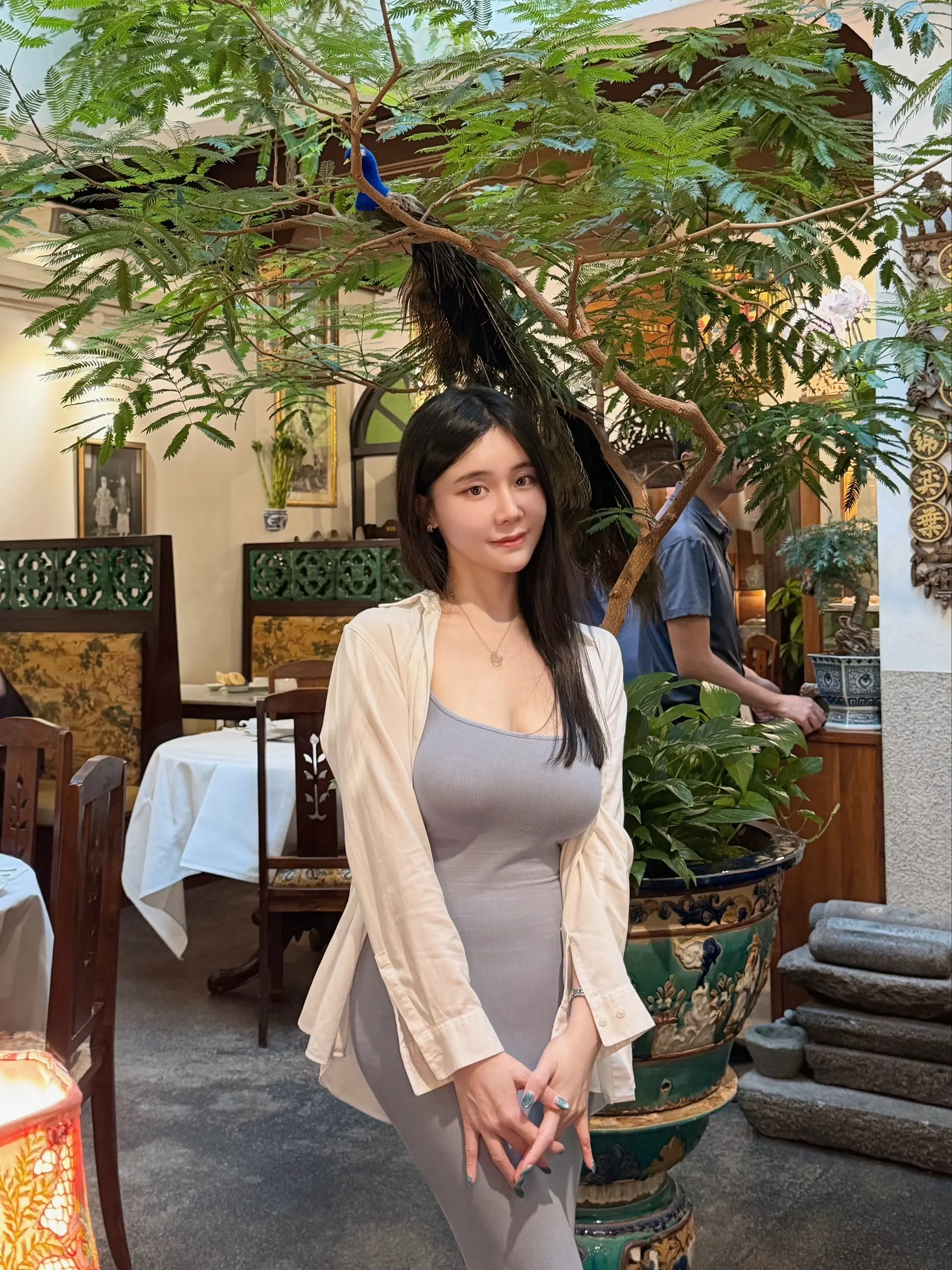 舞低杨柳楼心月，歌尽桃花扇底风。