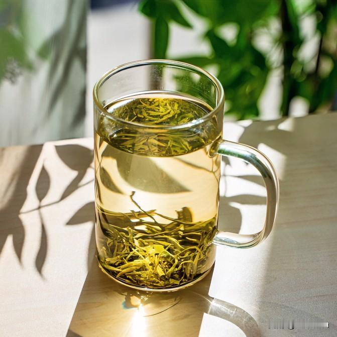 普洱茶要放几年才好喝?

这一杯茶，敬过往，也敬此刻。
愿思念有处安放，愿人间依