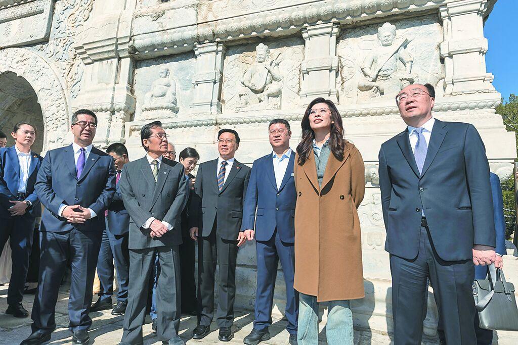 岛内学者施威全今日发文写道：“郑丽文‘我是中国人’的说法，蓝营地方诸侯乃至‘立法