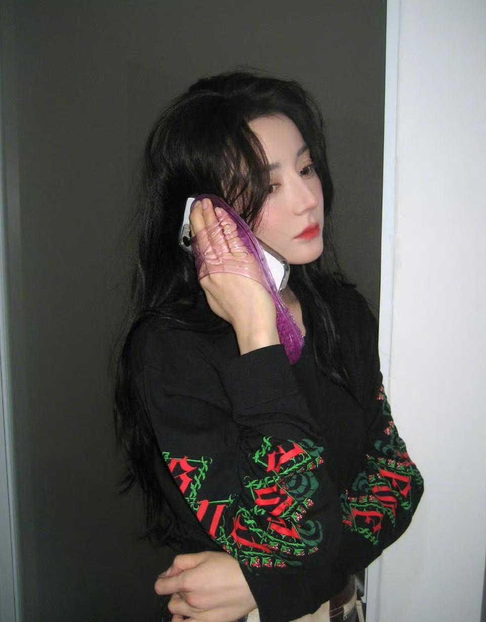 迪丽热巴新买的手机壳也太抽象了，差点以为她把拖鞋和铁锹拿在手上，没想到居然是手机