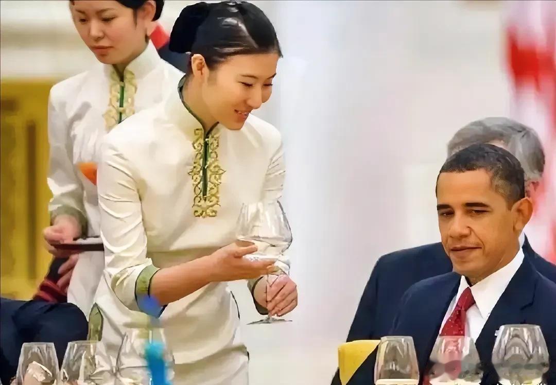 这个外国朋友很不地道啊！

一位美若天仙，穿着大方得体，很有素养的小姐姐，端着一
