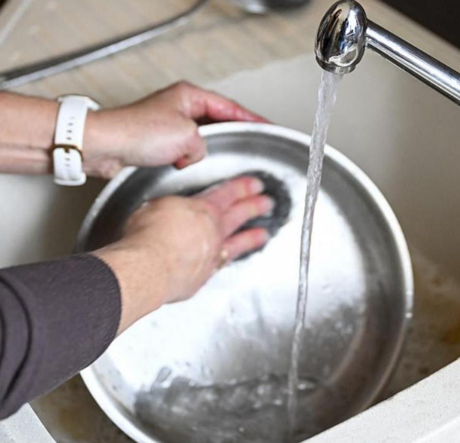 【英公布全国停电应对指南：多措施保民生与健康】近日，英媒报道英国政府公布了全国停