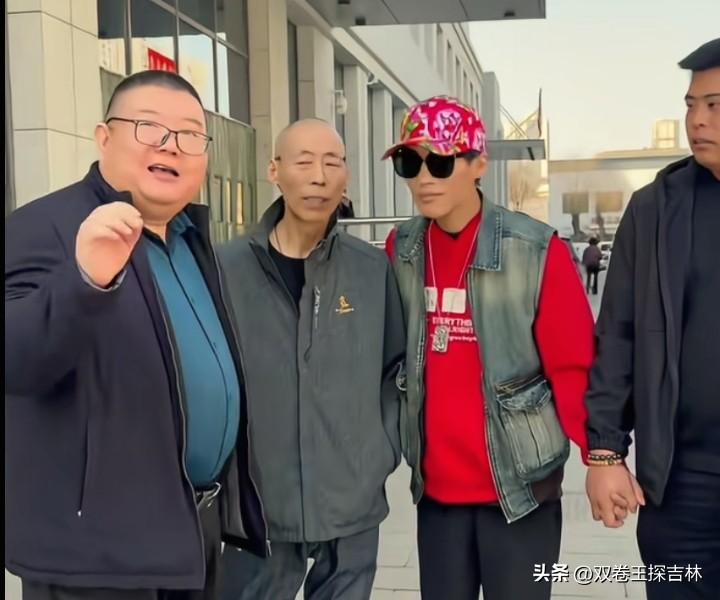 张云鹏表哥说，云鹏希望以后回国生活。
张云鹏父亲两场直播，表哥们一起助阵。
第一