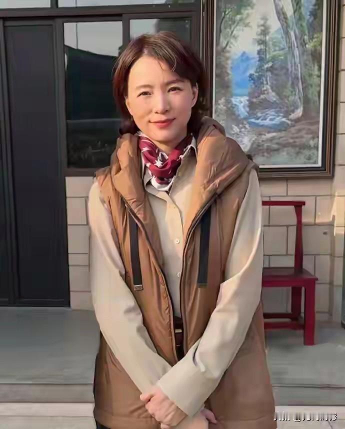 好久没有看到董卿了，几年不见，发现她变了个人似的，整个人的气质和精神状态都和以前