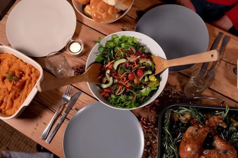 一日三餐里，相对而言应当少吃的是晚餐。对于大多数健康人来说，晚餐过后活动量会减少