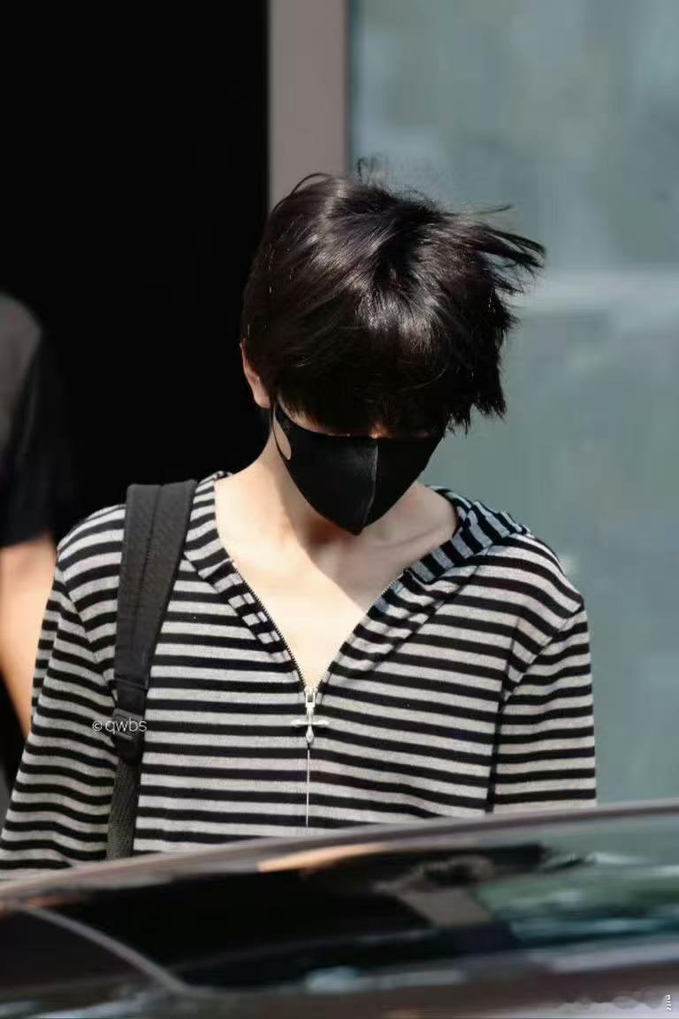 王橹杰好慷慨王橹杰锁骨路透王橹杰锁骨路透，斯哈斯哈，