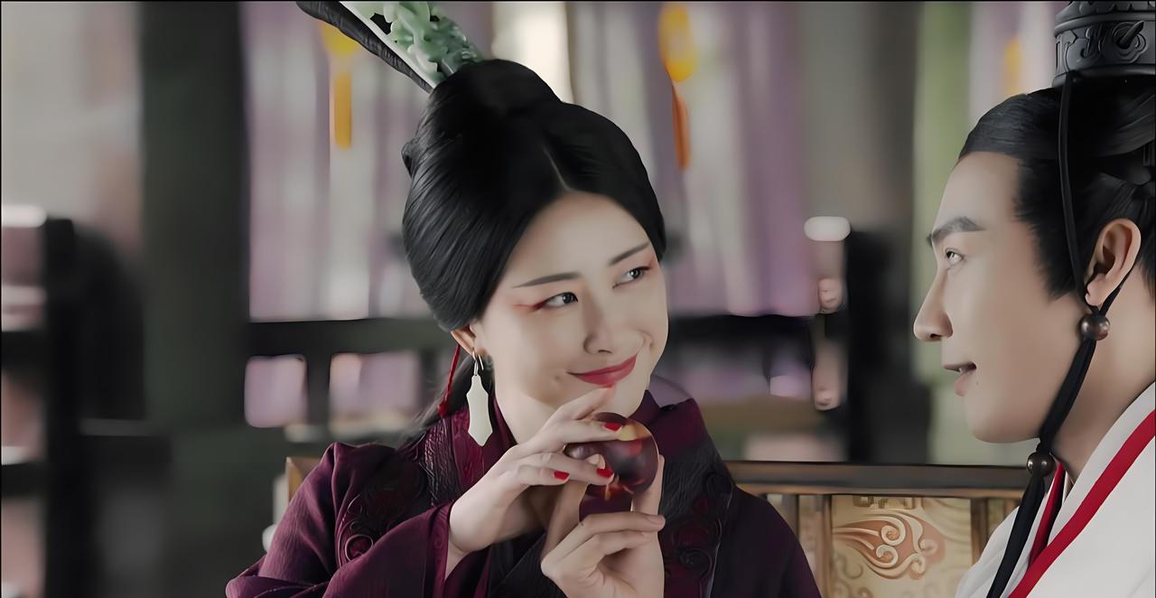 公元前238年，一日，待赵姬疲惫睡下，嫪毐起身拉着一名侍女步入密室。在密室中，他