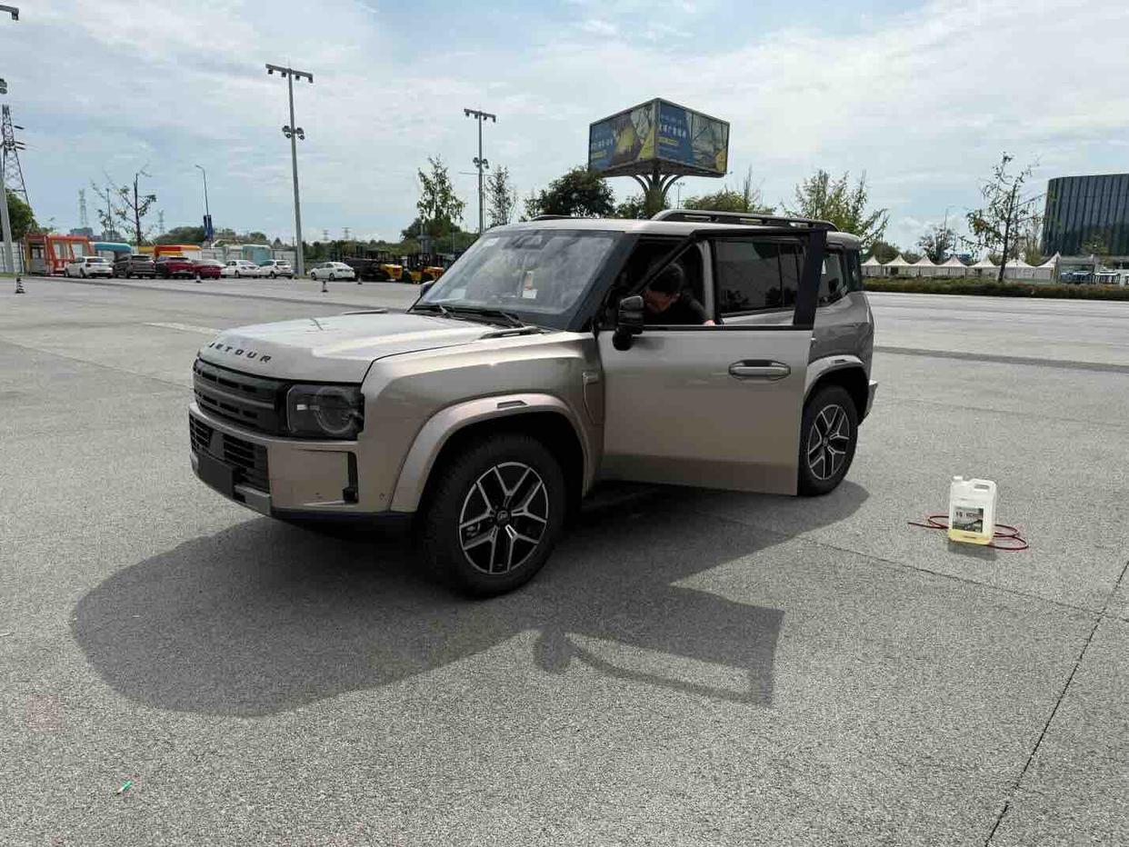 捷途旅行者7，成都车展探馆已经拍到实车，8月21日开幕当天预计开订。这车最大特色