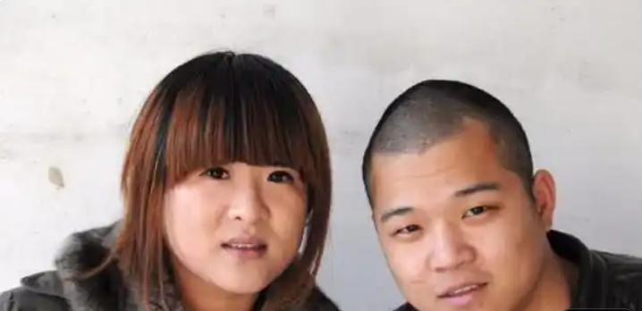 江苏男子郑鲁替兄弟顶罪，蹲了十一个月监狱。出狱那天他兴冲冲往家赶，推开门，看见自