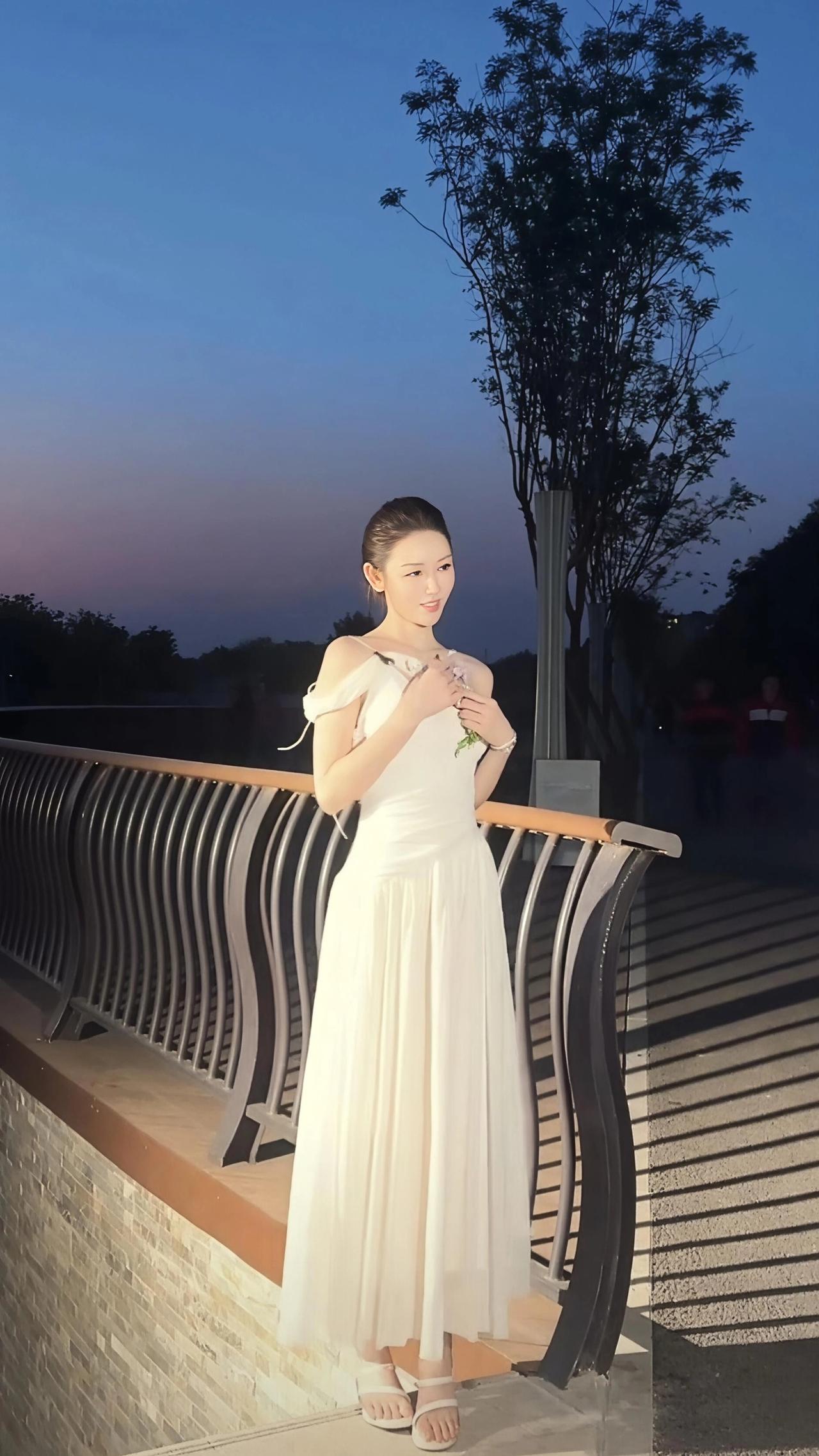 @敏敏💫 @小敏～ 
御姐 大长腿 美女 气质这一块拿捏死死的