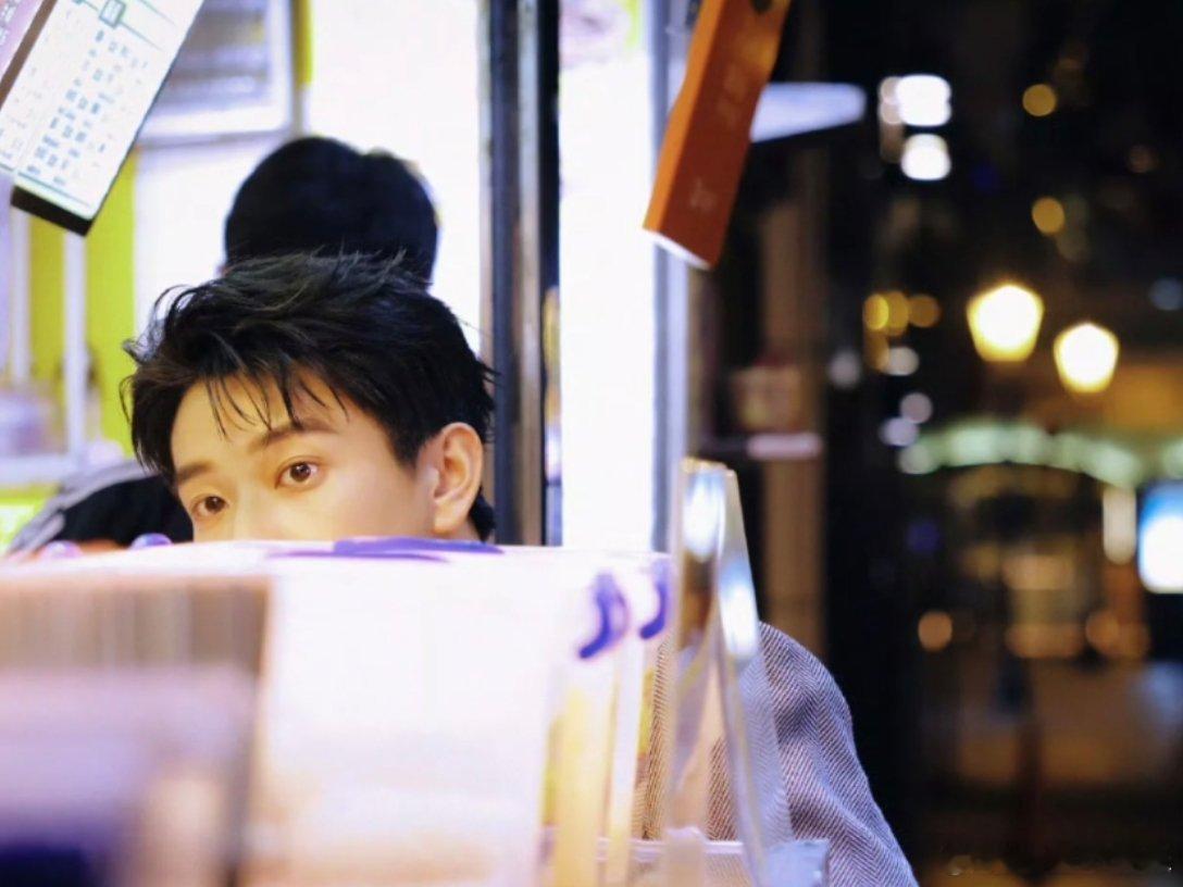 王子奇星光大赏出图  王子奇港风灰色西装look  王子奇星光大赏这一套港风灰色