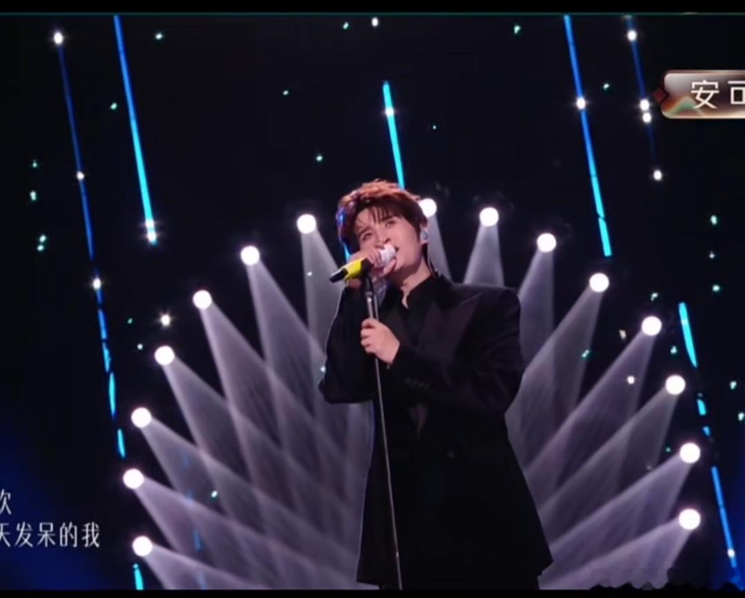 张远你好忙啊一边全力征战歌手舞台，一边马不停蹄开巡演，张远为音乐奔波的样子真的令