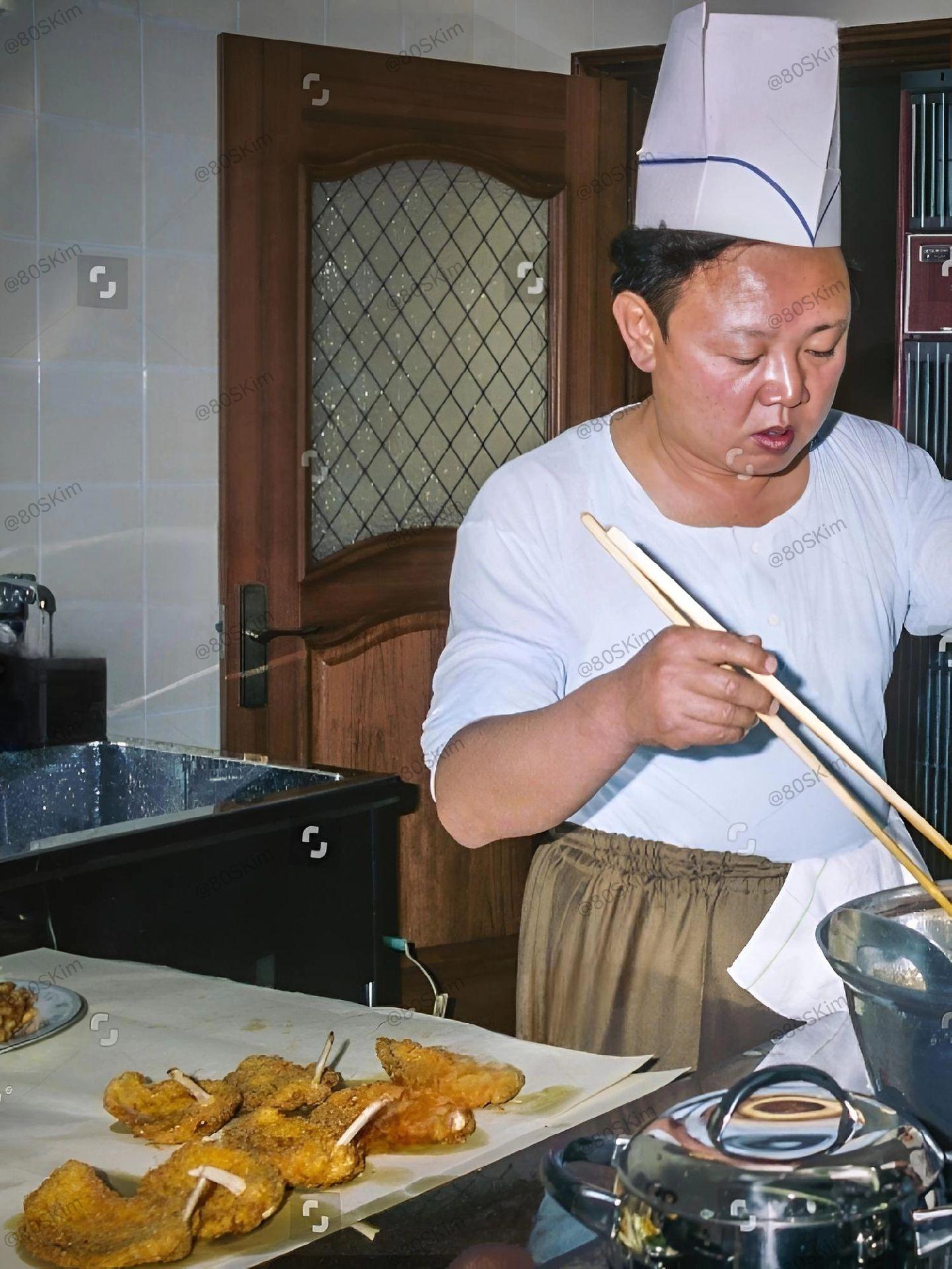 80年代，一位父亲正在给孩子炸鸡块。