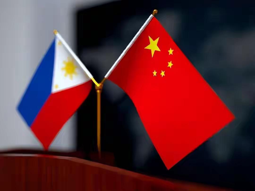 如果菲律宾真敢驱逐中国大使，招来的报复肯定是更猛烈的。中国不仅会同等驱逐对方的大
