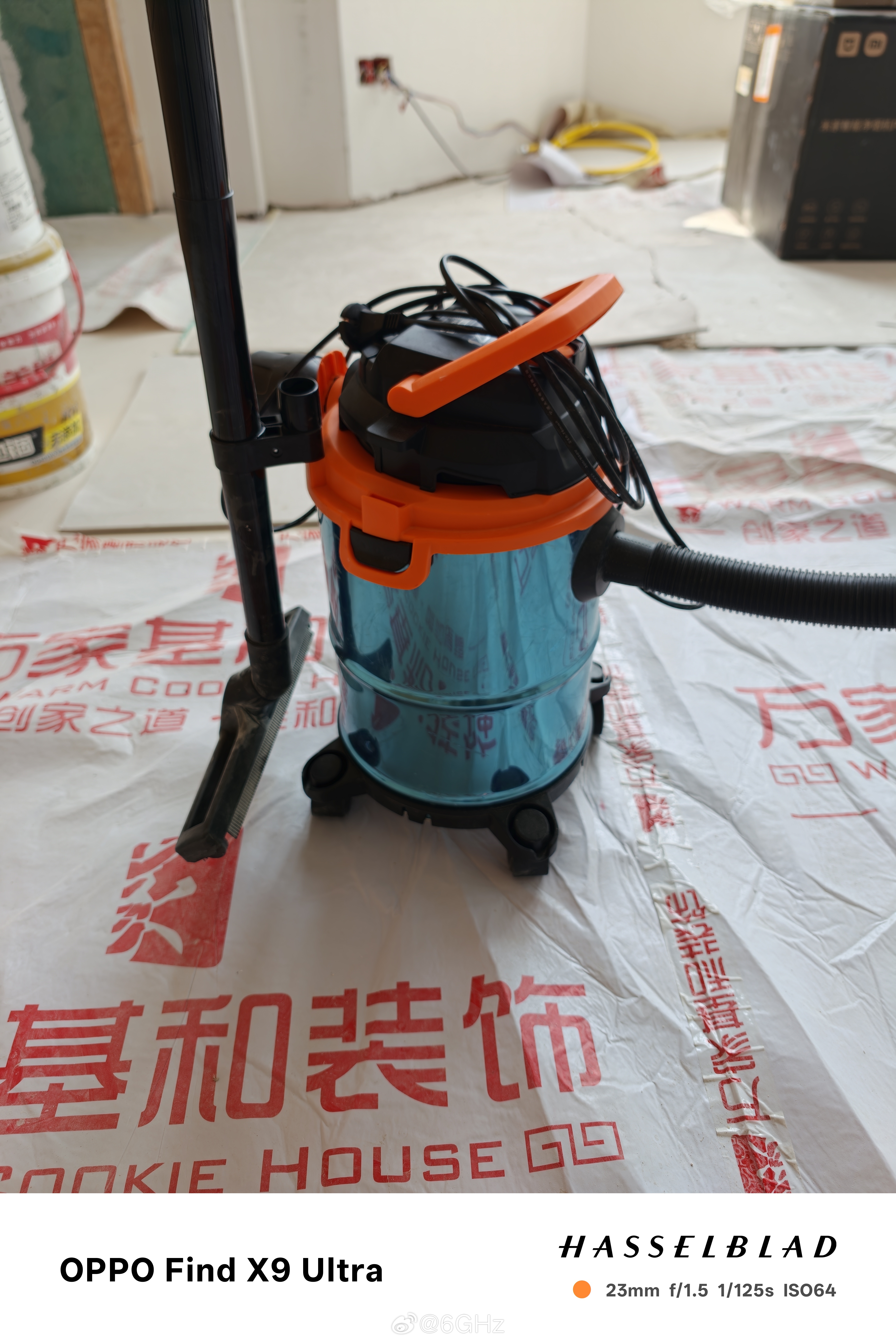 买了个工业吸尘器，吸力是真的大，而且房子里特别热也不会过热（一开始用的家用吸尘器