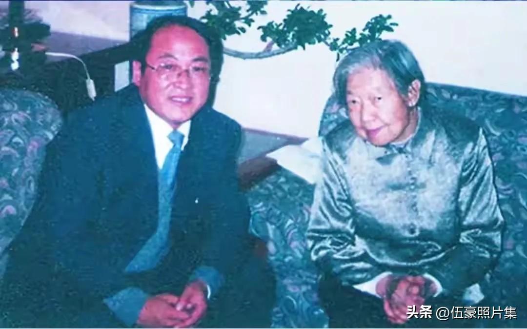 2002年10月，陈云同志的夫人、著名营养学家于若木（右）在即墨接见妙府老酒创始