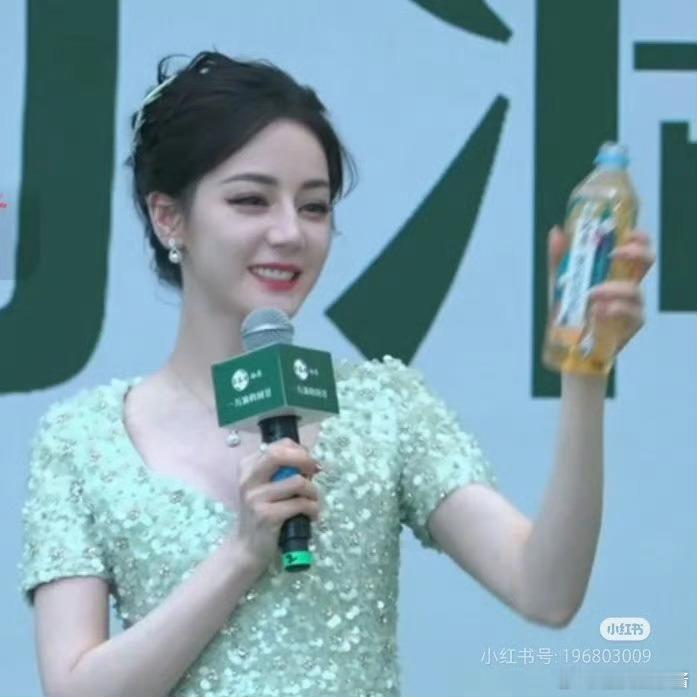 迪丽热巴今日线下活动生图状态打几分 ​​​