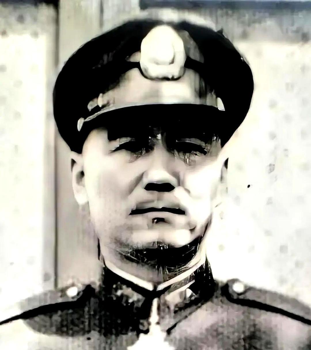 1949年，国军30军军长鲁崇义准备起义，但参谋长何沧浪听完，却红着脸，说：“军