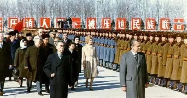 1972 年尼克松访华，他刚走下 “空军一号”，一边是 371 人规模的超规格仪