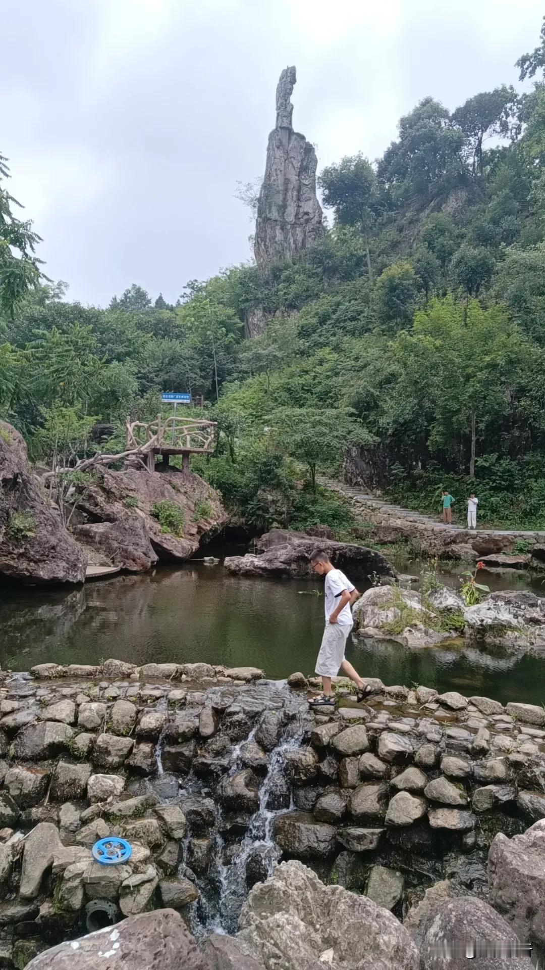 今天到了大别山地质公园东石笋，玩了一天，进山成人票要40元，65岁以上老人免票，