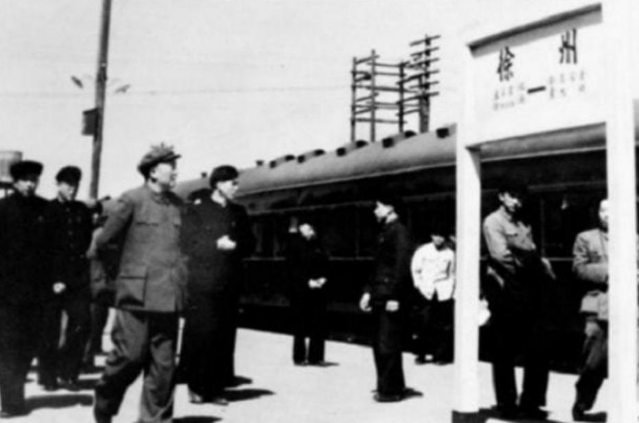 1956年，毛主席接见徐州地委书记时突然问：“四”加“南”读什么。
 
1956