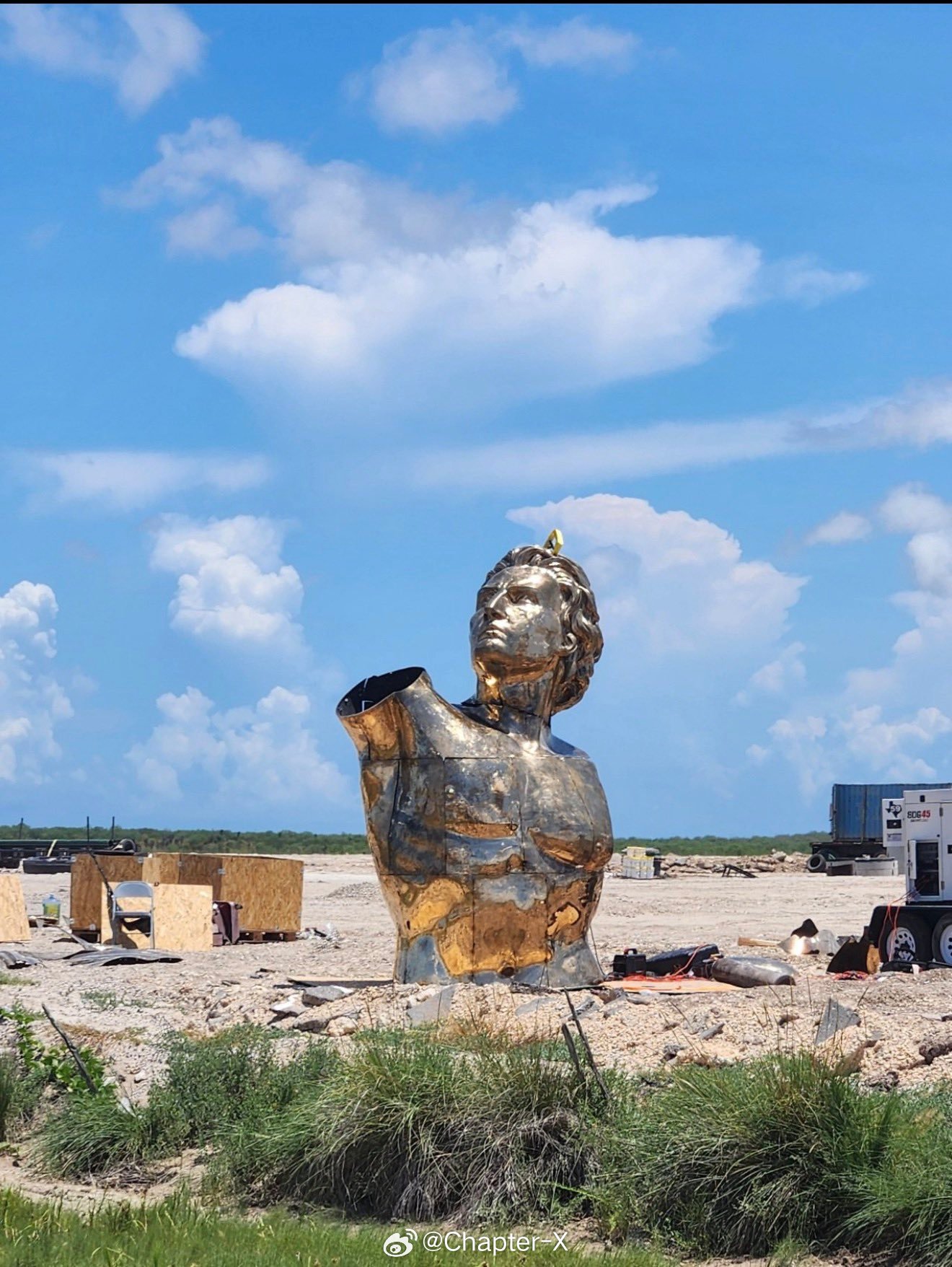 🚀星舰基地“门神”普罗米修斯神像 矗立而起普罗米修斯像正在星际基地入口处拔地而