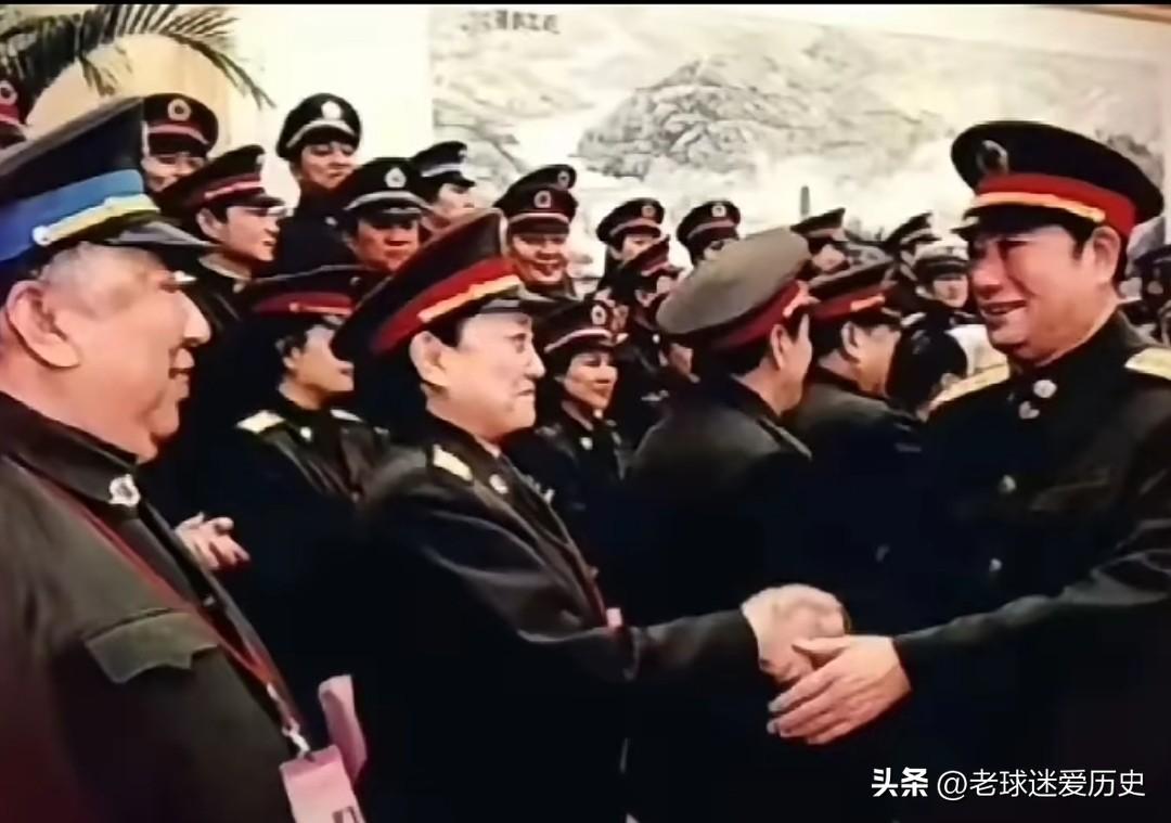 2001年，戎装齐聚的场合里，张万年将军与王晓棠少将亲切握手。
王晓棠是从银幕走