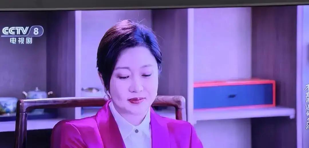 婆婆被气进ICU那场戏，她只挑了下眉
 
镜头里，潘阳眼皮轻轻一抬，弹幕瞬间炸锅